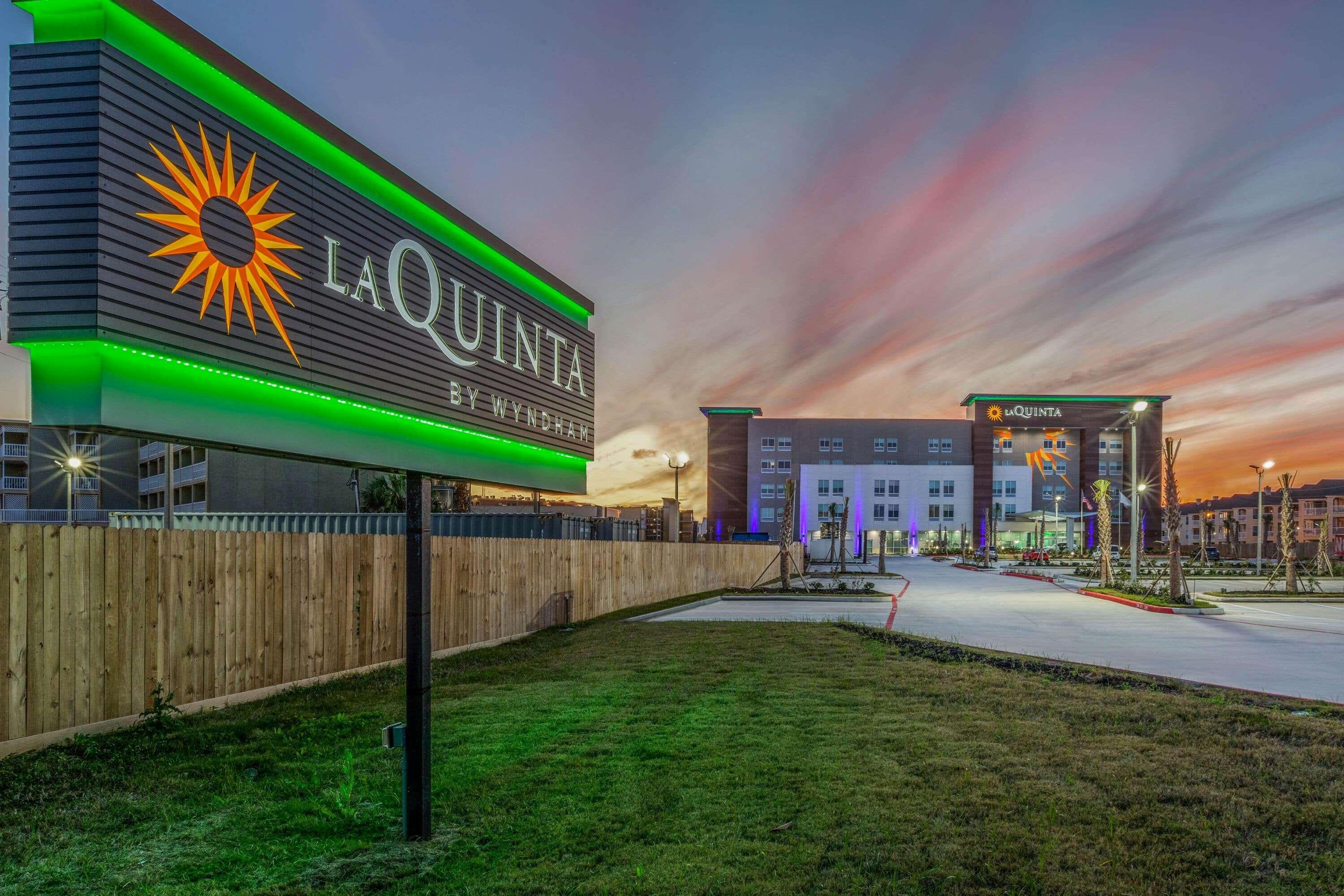 La Quinta Inn & Suites By Wyndham Galveston West Seawall Exterior photo